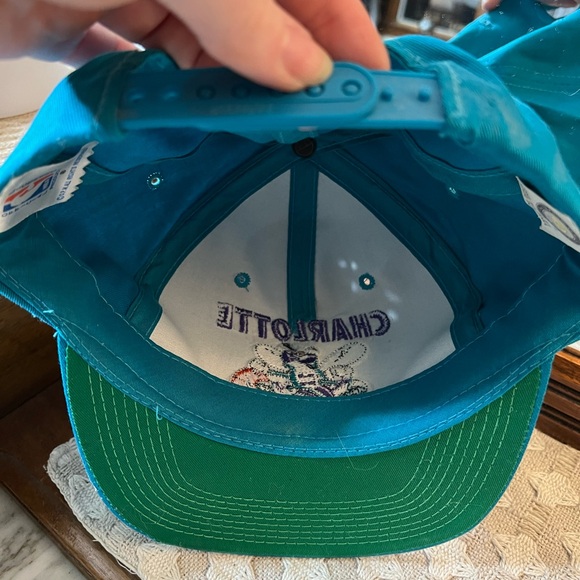 YOUNGAN HAT CO. LTD Vintage Charlotte Hornets Embroidered Logo Snap Back Hat - Picture 4 of 6
